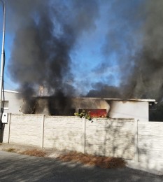 Foto: ROZSIAHLY požiar dvojgaráže pri drevodome v Porube v okrese Prievidza 2