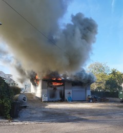 Foto: ROZSIAHLY požiar dvojgaráže pri drevodome v Porube v okrese Prievidza 3