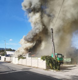 Foto: ROZSIAHLY požiar dvojgaráže pri drevodome v Porube v okrese Prievidza 4