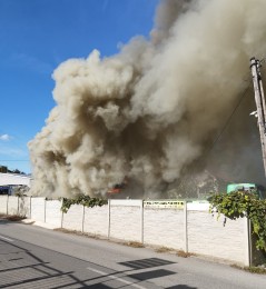 Foto: ROZSIAHLY požiar dvojgaráže pri drevodome v Porube v okrese Prievidza 5