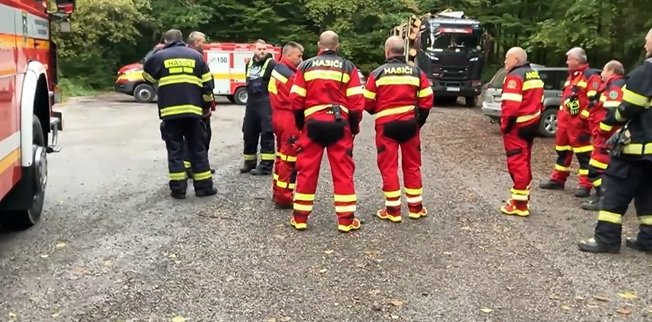 Video: Pád malého motorového lietadla vo štvrtok popoludní v katastri Bystričian v okrese Prievidza neprežila jedna osoba
