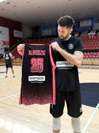 BC Prievidza sa zapojila do Ružového októbra a spustila dražbu dresov na podporu OZ Amazonky 1