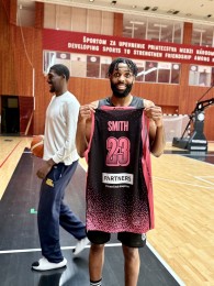 BC Prievidza sa zapojila do Ružového októbra a spustila dražbu dresov na podporu OZ Amazonky 2