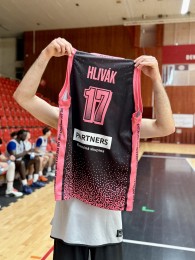 BC Prievidza sa zapojila do Ružového októbra a spustila dražbu dresov na podporu OZ Amazonky 4