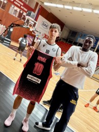 BC Prievidza sa zapojila do Ružového októbra a spustila dražbu dresov na podporu OZ Amazonky 7