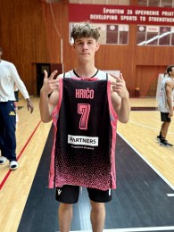 BC Prievidza sa zapojila do Ružového októbra a spustila dražbu dresov na podporu OZ Amazonky 10