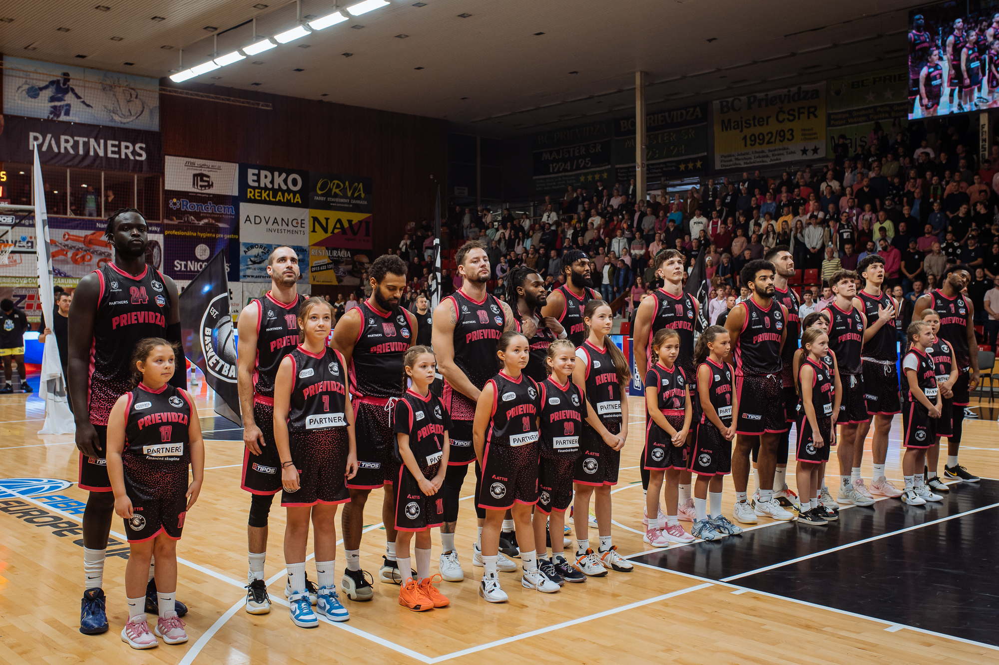 BC Prievidza sa zapojila do Ružového októbra a spustila dražbu dresov na podporu OZ Amazonky