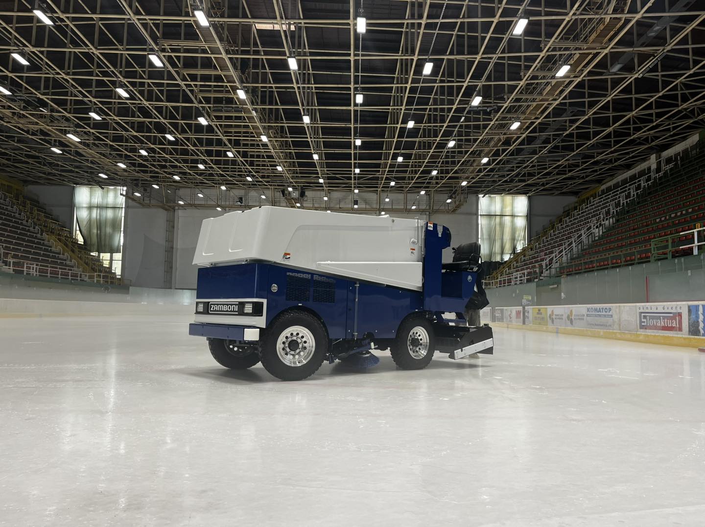 Video: Technické služby zakúpili na zimný štadión v Prievidzi novú rolbu za takmer 130.000 eur bez DPH