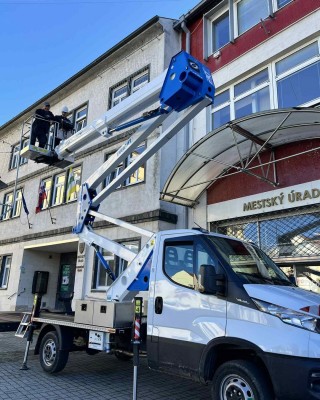 Nová pracovná plošina za takmer 108.000 eur posilní údržbu verejného osvetlenia v Prievidzi