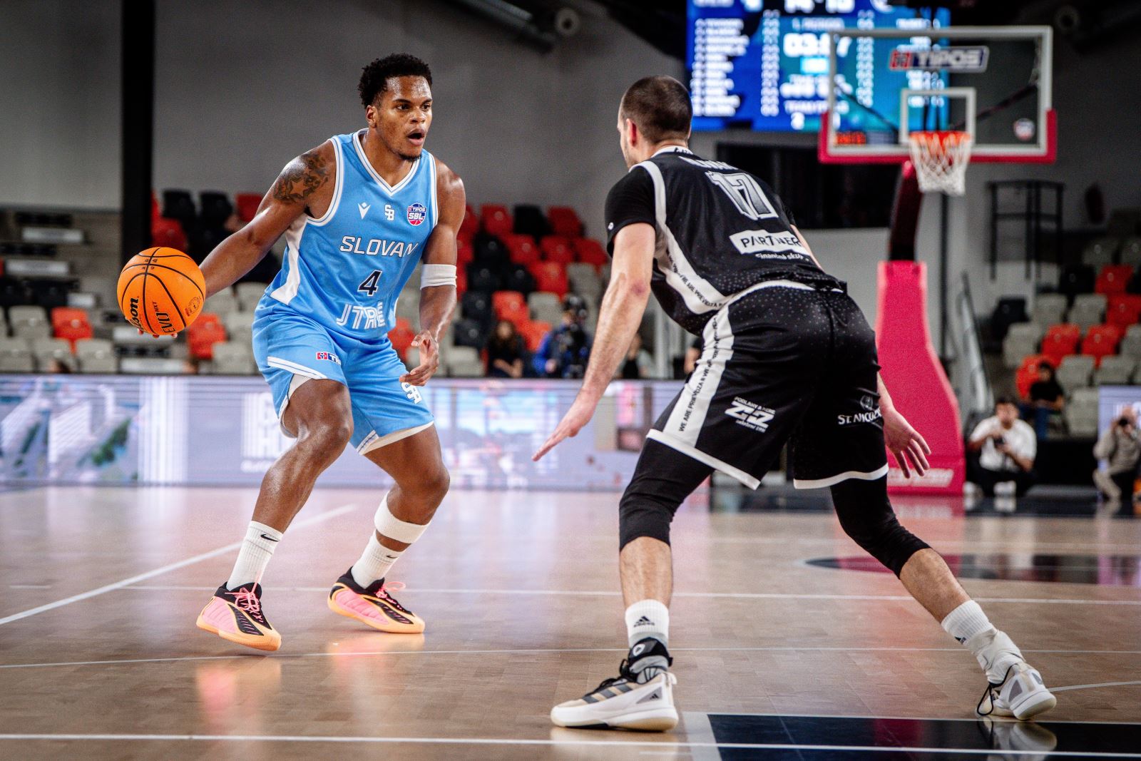 Slovan Bratislava - BC Prievidza 75:84. Prievidzskí basketbalisti vyhrali v Bratislave piaty zápas  v Tipos SBL po sebe.