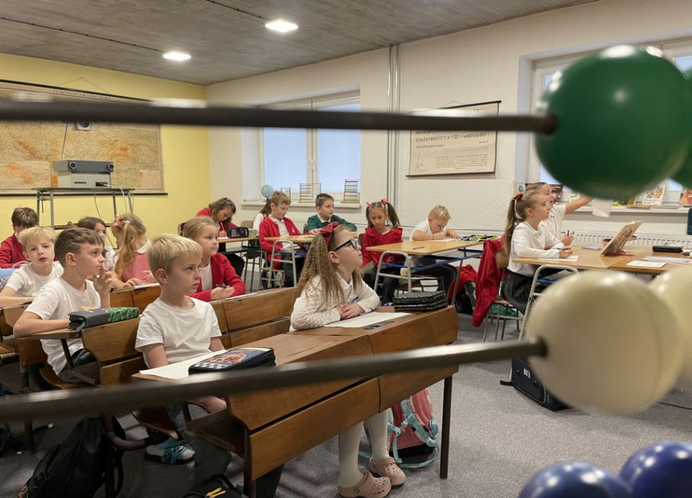 Škola inak: Tretiaci v Prievidzi oslávili 17. november hodinami v retro triede (video)