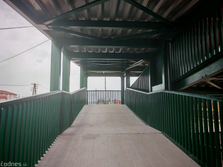 Foto: Lávka pre peších ponad železničnú trať v Prievidzi je po rekonštrukcii otvorená 5