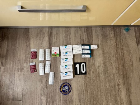 Foto: Polícia počas protidrogovej akcie Baník zadržala v Prievidzi päť osôb, zaistila i liečivá 0