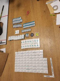 Foto: Polícia počas protidrogovej akcie Baník zadržala v Prievidzi päť osôb, zaistila i liečivá 5