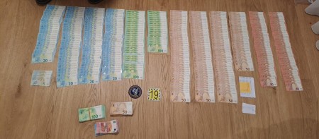 Foto: Polícia počas protidrogovej akcie Baník zadržala v Prievidzi päť osôb, zaistila i liečivá 9