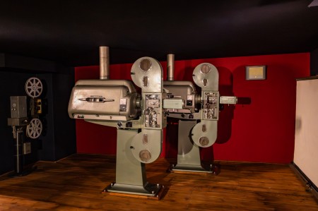 Video a foto: Múzeum Vtedy v Galérii Jabloň v Prievidzi otvorilo jedinečné retrokino s názvom "Kino Baník" 1