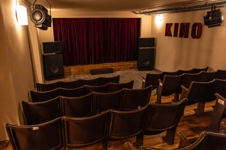 Video a foto: Múzeum Vtedy v Galérii Jabloň v Prievidzi otvorilo jedinečné retrokino s názvom "Kino Baník" 2