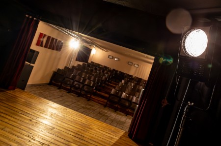 Video a foto: Múzeum Vtedy v Galérii Jabloň v Prievidzi otvorilo jedinečné retrokino s názvom "Kino Baník" 4