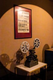 Video a foto: Múzeum Vtedy v Galérii Jabloň v Prievidzi otvorilo jedinečné retrokino s názvom "Kino Baník" 7