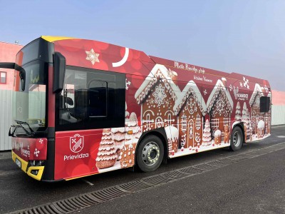 Foto a video: Vianočný autobus opäť rozdáva sviatočnú atmosféru v uliciach Prievidze a Bojníc