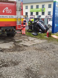 Foto: Tragická nehoda v Prievidzi, zdemolované auto ľudia dlho ignorovali. Vodič išiel 200 kilometrov za hodinu. 3