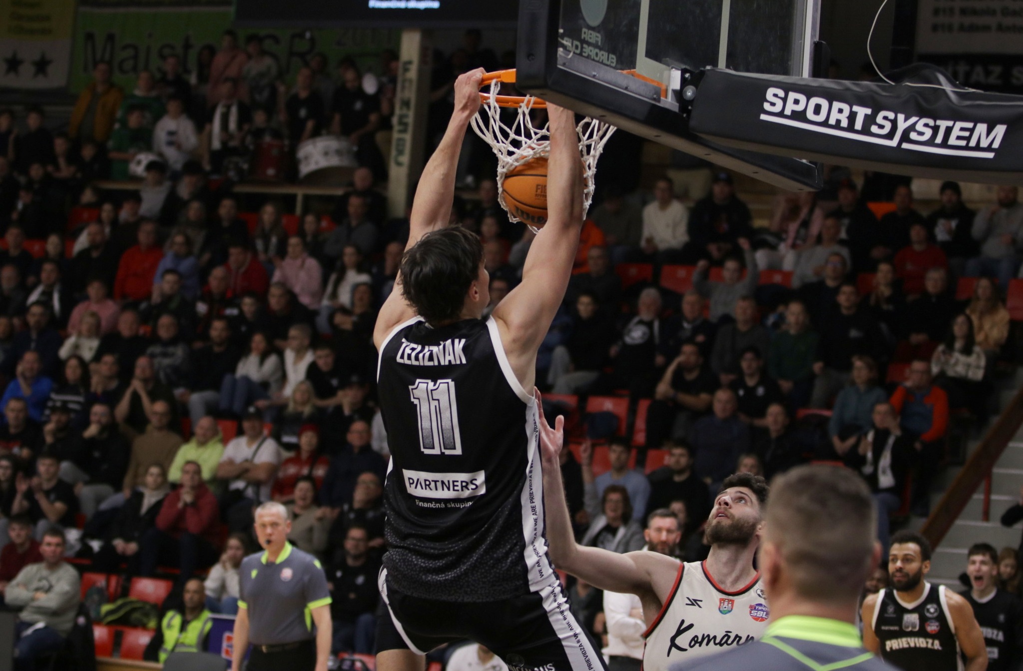 Foto: BC Prievidza si na domácej palubovke poradila s Komárnom