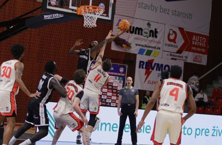 Foto: BC Prievidza si na domácej palubovke poradila s Komárnom 2