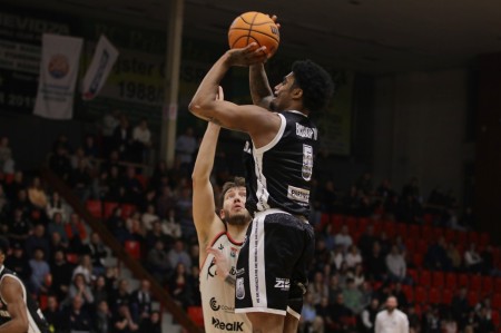 Foto: BC Prievidza si na domácej palubovke poradila s Komárnom 3