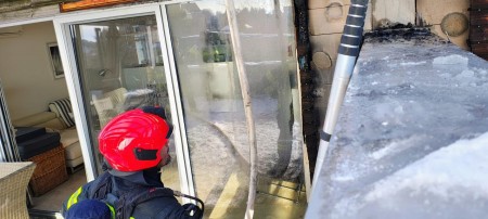 Foto: Požiar na Rekreačnej ulici v Bojniciach likvidovali profesionálni i dobrovoľní hasiči 0