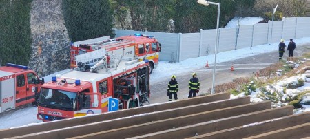 Foto: Požiar na Rekreačnej ulici v Bojniciach likvidovali profesionálni i dobrovoľní hasiči 1