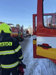 Foto: Požiar na Rekreačnej ulici v Bojniciach likvidovali profesionálni i dobrovoľní hasiči 4