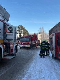 Foto: Požiar na Rekreačnej ulici v Bojniciach likvidovali profesionálni i dobrovoľní hasiči 8