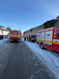 Foto: Požiar na Rekreačnej ulici v Bojniciach likvidovali profesionálni i dobrovoľní hasiči 9