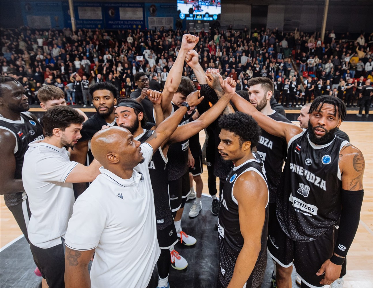 Európsky pohár FIBA: BC Prievidza prevýšila slávny Sporting Lisabon a mesto oslavuje nezabudnuteľný triumf. Parádne výkony Bishopa a Smitha