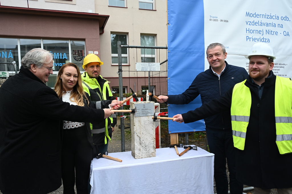 Foto a video: Modernizácia Obchodnej akadémie v Prievidzi za takmer 3 mil. eur prinesie aj bilingválne vzdelávanie