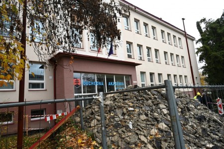 Foto a video: Modernizácia Obchodnej akadémie v Prievidzi za takmer 3 mil. eur prinesie aj bilingválne vzdelávanie 4