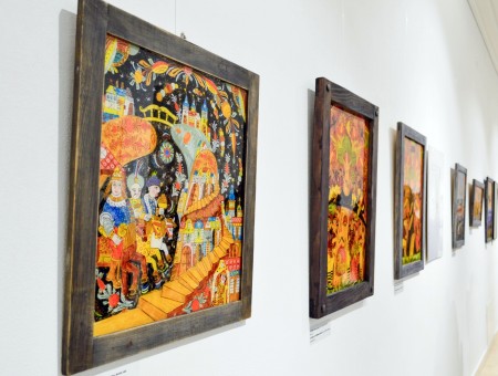 Výstava Jána Papca a jeho matky Anny Papcovej na Bojnickom zámku prezentuje obrázky na skle 2