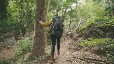 Nepodceňte jarnú turistiku: Ako vybrať správne vybavenie do premenlivého počasia