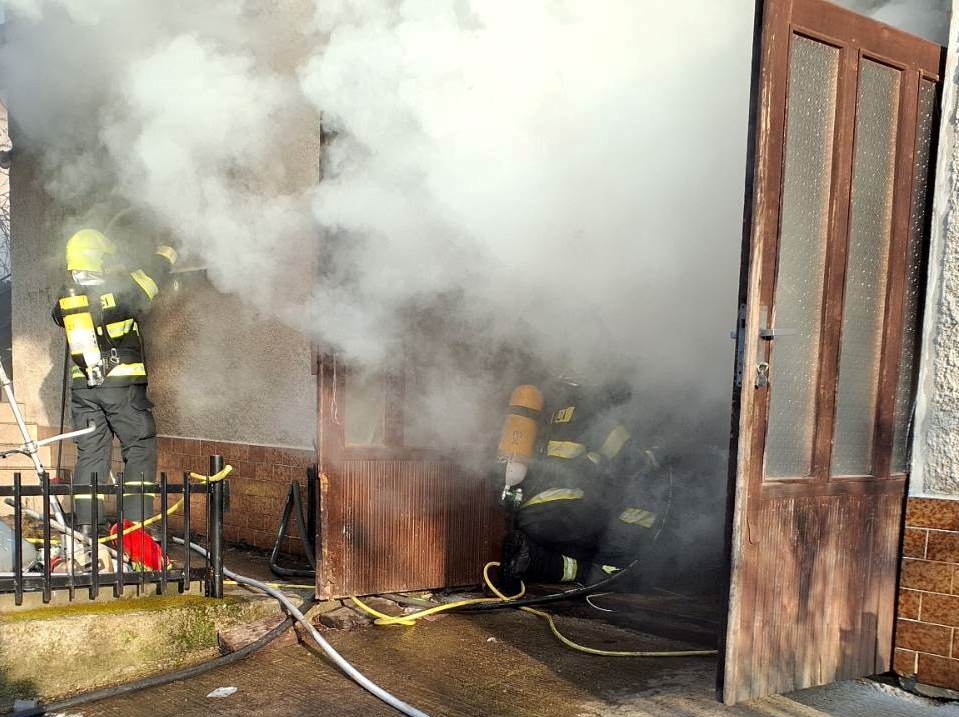V Cigli v okrese Prievidza horela garáž, požiar likvidovali profesionálni i dobrovoľní hasiči