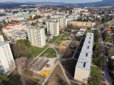 Foto: Prievidza obnovila vnútroblok na sídlisku Mládež, pribudla aj nová športová zóna