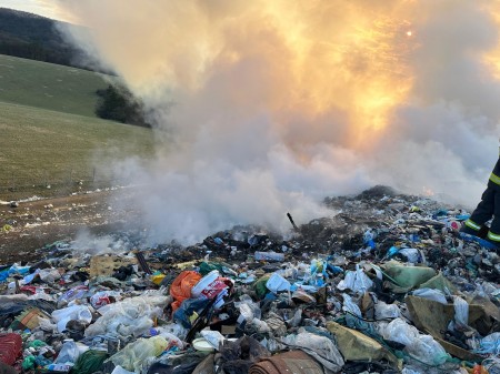 Foto: Hasiči likvidovali požiare na skládkach v Nitrici i Handlovej (obe okres Prievidza) 0
