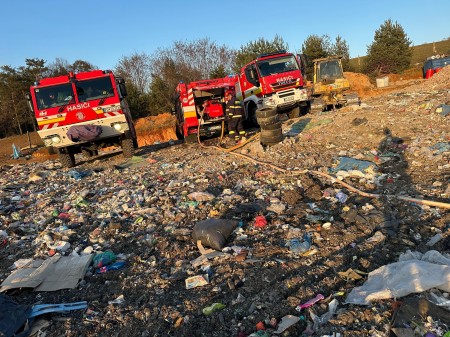 Foto: Hasiči likvidovali požiare na skládkach v Nitrici i Handlovej (obe okres Prievidza) 1