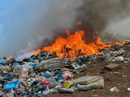 Foto: Hasiči likvidovali požiare na skládkach v Nitrici i Handlovej (obe okres Prievidza) 3