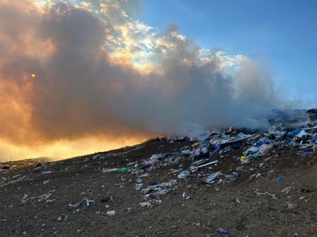 Foto: Hasiči likvidovali požiare na skládkach v Nitrici i Handlovej (obe okres Prievidza) 4