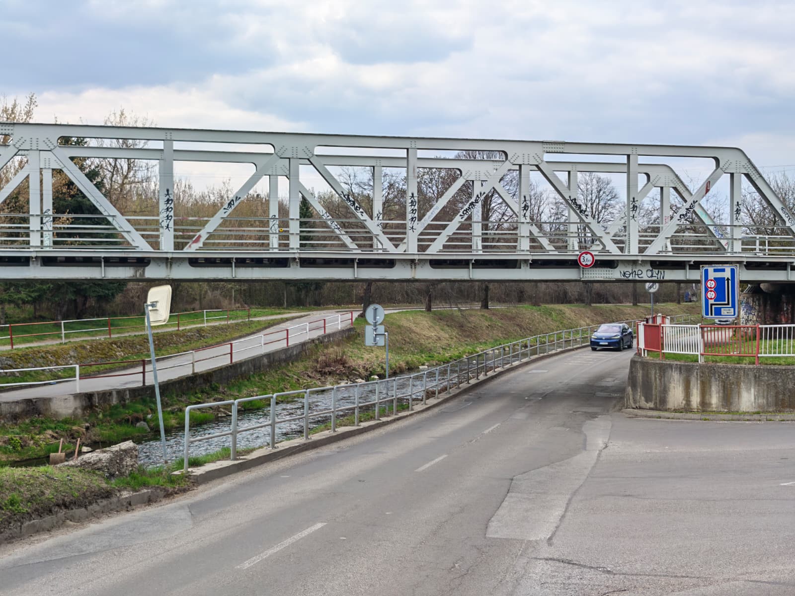 Cestu na Nábreží sv. Metoda v úseku pod železničnými mostami v Prievidzi dočasne uzatvoria