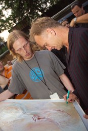 Príbehy vpísané do dlaní: Prievidzký výtvarník Roman Turcel predstaví v Prahe plátna so svetovými posolstvami 8