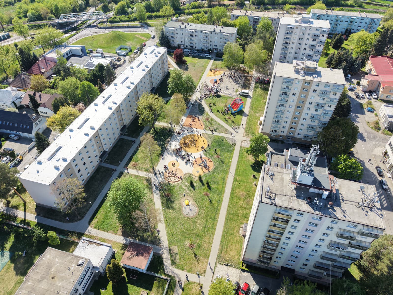 Foto a video: Veľká premena na sídlisku Mládež: Prievidza otvorila moderný vnútroblok za 700-tisíc eur