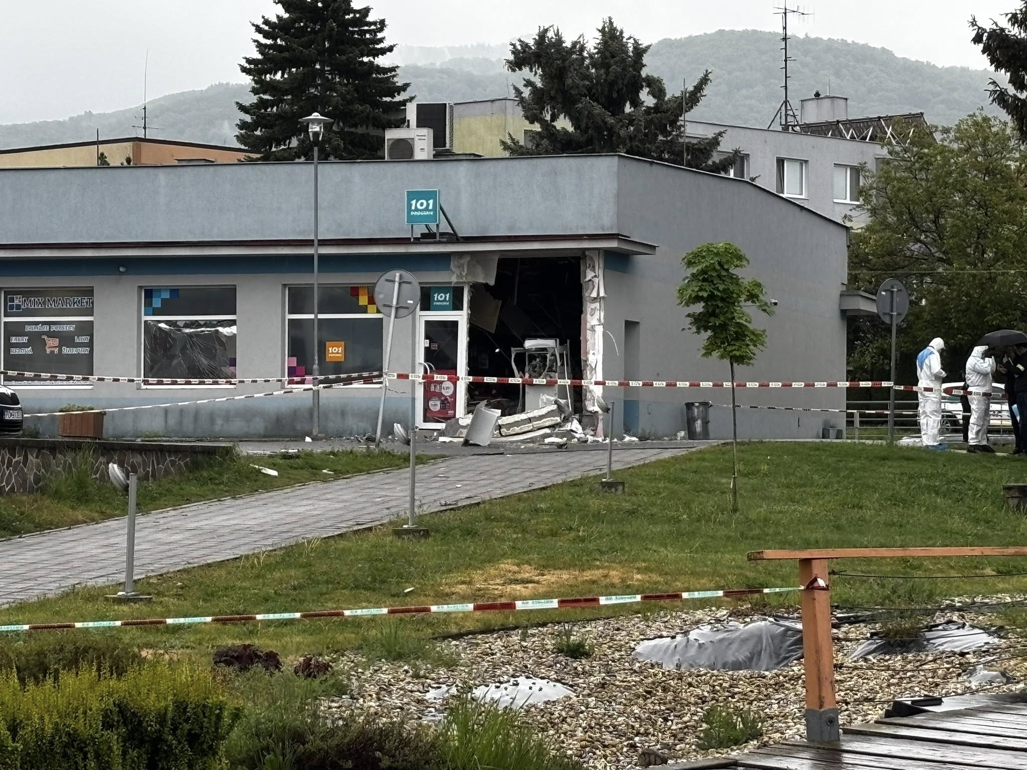 Výbuch v Lehote pod Vtáčnikom: Páchatelia poškodili bankomat, polícia po nich pátra (foto)