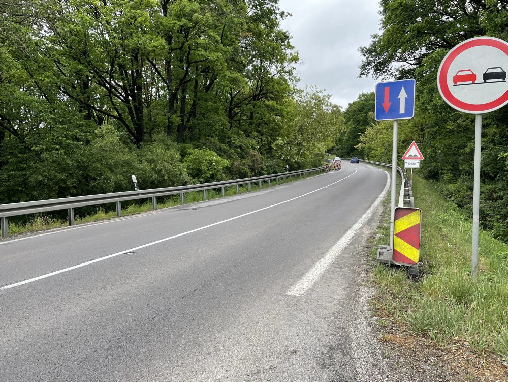 Zosuv vozovky pri Novákoch čaká oprava. Vodičov obmedzí striedavá premávka