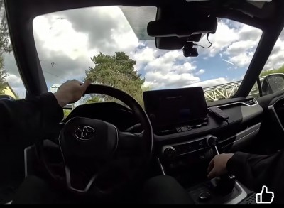 Video: Policajti a záchranári zachránili muža na železničnom moste v Prievidzi